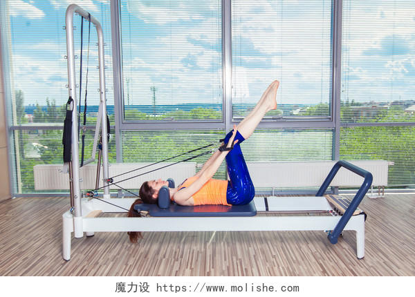 女人在健身房室内运动瑜伽普拉提